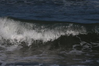 Yumuşak dalgalar, kumlu plajı, yaz arkaplanını kapladı.