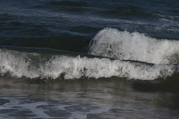 Cerca de onda suave golpeó la playa de arena, fondo de verano — Foto de Stock