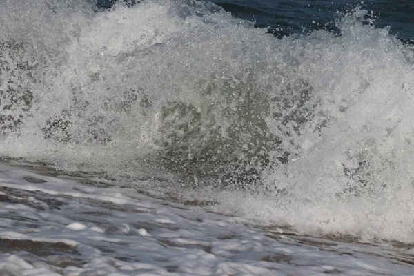 Primer plano de una ola azul de agua clara en el mar — Foto de Stock