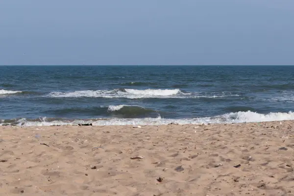 Belas imagens de mar de água azul e céu azul claro com fundos de praia de areia marrom, paisagem de praia — Fotografia de Stock