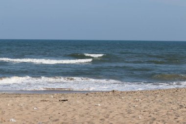 Mavi sahildeki parlak kıyı şeridi mavi keskin gökyüzüne karşı