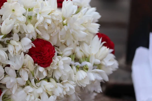 Close-up van witte jasmijnen en roos bloem te verkopen in de straat marker chennai India, — Stockfoto