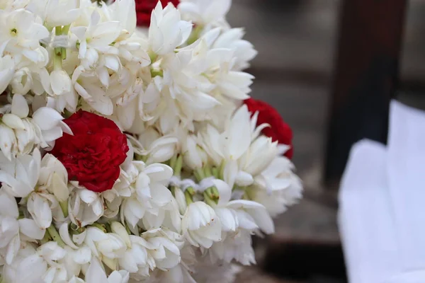 Fleurs de rose et de jasmin en plein air dans le marché de la rue à vendre — Photo