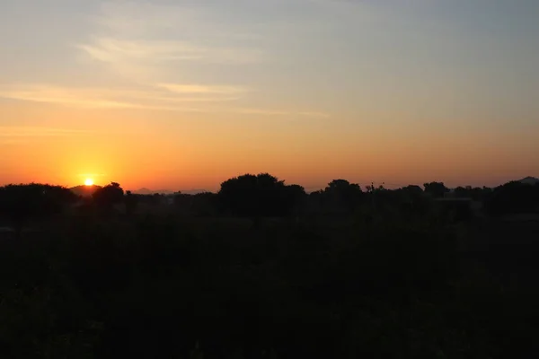 Sunrise against cloudy sky — Stockfoto