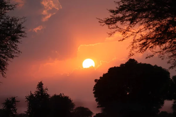 空の雲の背景に燃えるような赤い火 村の夕日世界で最高の夕日 — ストック写真