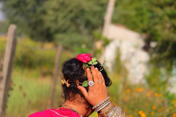 红色玫瑰挂在女性头上 绿色自然背景 复制空间分散焦点 — 图库照片