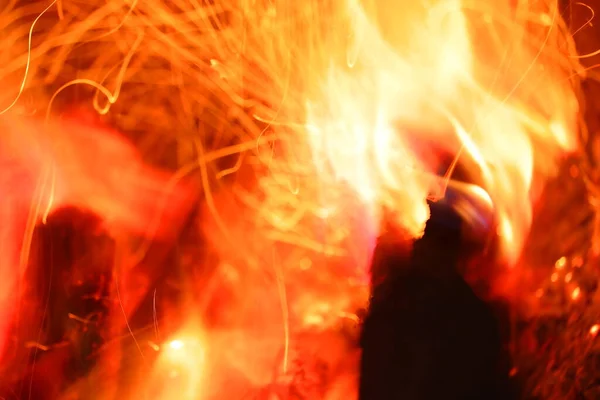 altın ateş alevi ve yumuşak odak arkaplanı