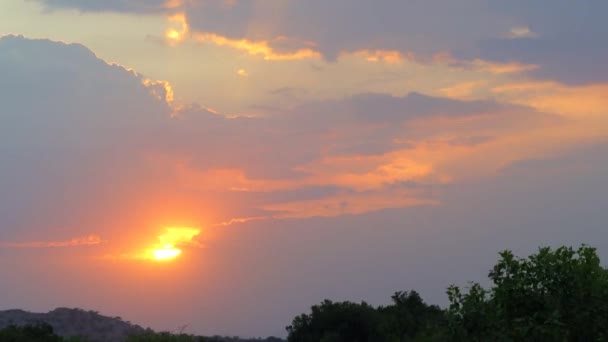 Tempo Vista Lapso Sol Nascente Entre Nuvens Amarelas Movimento Índia — Vídeo de Stock