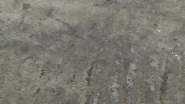 Ev yüzeyindeki yağmur suyu ve damlalardan yükselen kabarcıklar