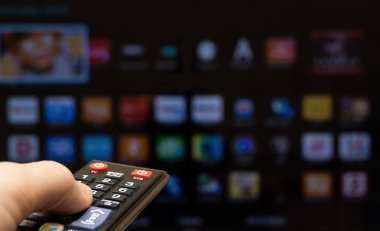 TV uzaktan kumandası elinde