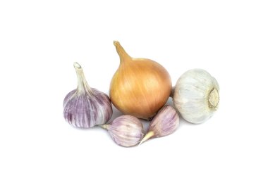 Beyaz arka planda taze soğan ve sarımsak.