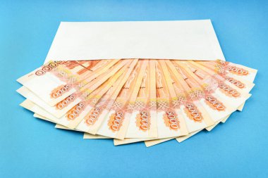 Mavi arka planda Rus para birimi olan zarf