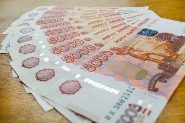 Beş bin ruble değerinde Rus parası.