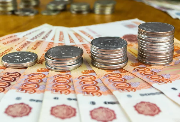 Pieniądze. Rosyjskie ruble monety i ruble nominały — Zdjęcie stockowe
