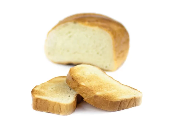 Pane bianco, tagliato a pezzi e tostato nel tostapane . — Foto Stock