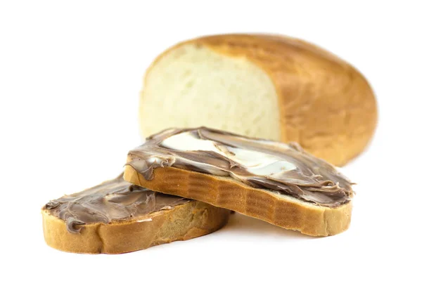 Una pagnotta di pane bianco tagliata a fette e spalmata con pasta di cioccolato — Foto Stock