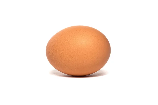 在白色背景上分离的新鲜鸡蛋 蛋作为蛋白质的来源 — 图库照片