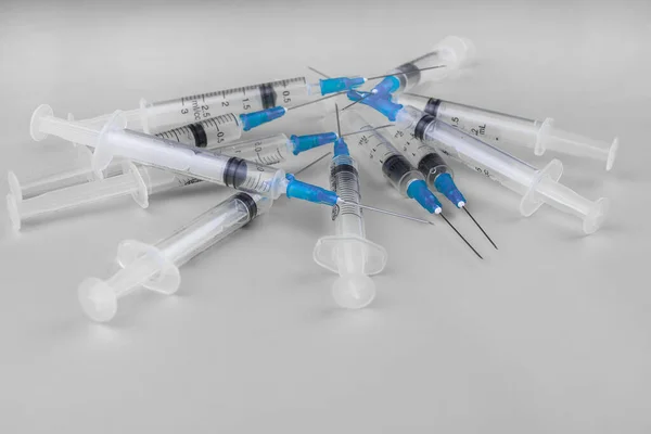 Veel Spuiten Liggen Naast Elkaar Een Grijze Achtergrond Vaccinatie Doping — Stockfoto