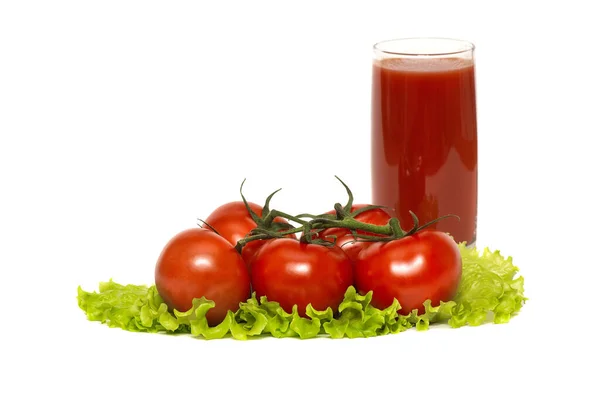 Ett Glas Tomatjuice Och Röda Mogna Tomater Ett Färskt Salladsblad — Stockfoto