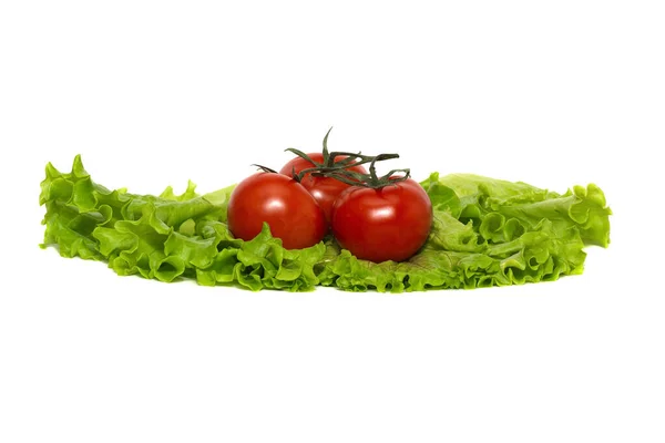 Röd Mogen Tomater Färsk Sallad Blad Isolerad Vit Bakgrund — Stockfoto
