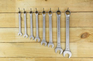 Tahta arka planda flamalar. Araba tamircisi için C aracı.