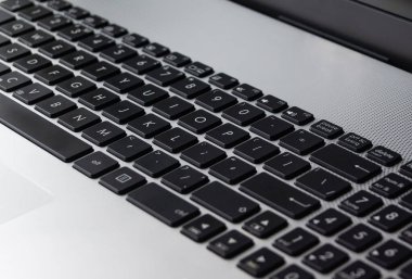 Laptoptan klavye açık görünümde ve klavyesi kapalı.