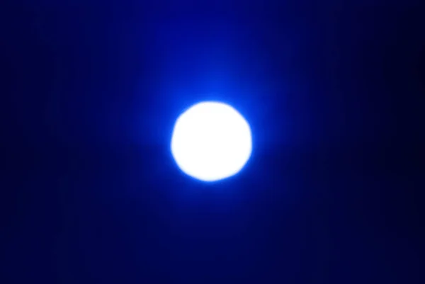模糊的Bokeh Bokeh灯 Bokeh背景 用蓝色滤镜拍摄的太阳照片 — 图库照片