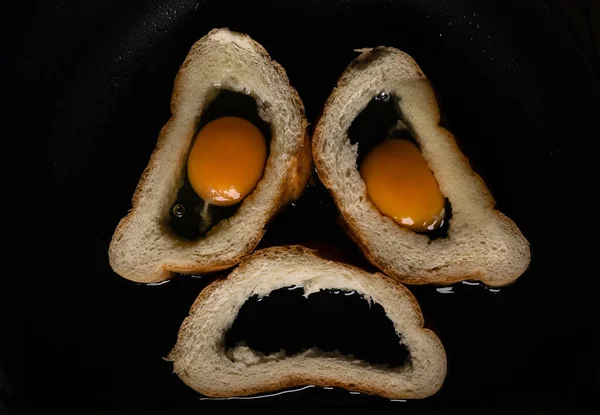 Pão Frito Ovos Galinha Forma Monstro Panela — Fotografia de Stock