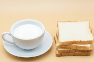 Bir bardak süt ve ekmek. 