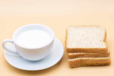 Bir fincan süt ve kepekli ekmek. 