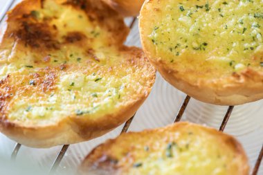 fırında sarımsaklı ekmek