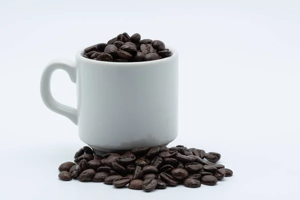 Kahve fincanında kahve tohumu