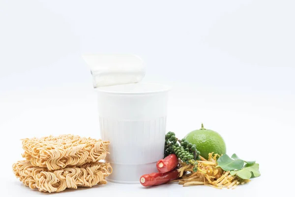 Anında erişte ve karışık baharatlı sebze. 