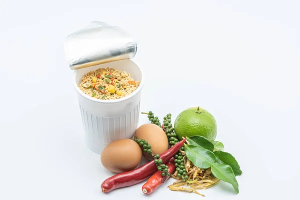 Anında erişte ve karışık baharatlı sebze. 