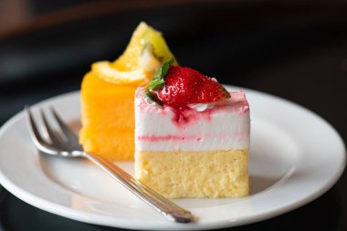 Portakallı pasta ve yoğurtlu peynirli pasta.