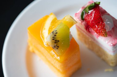 Portakallı pasta ve yoğurtlu peynirli pasta.