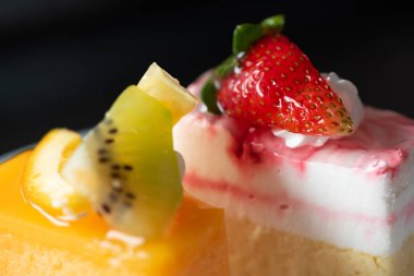 Portakallı pasta ve yoğurtlu peynirli pasta.