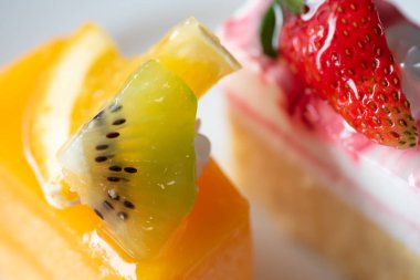 Portakallı pasta ve yoğurtlu peynirli pasta.