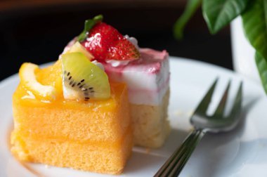 Portakallı pasta ve yoğurtlu peynirli pasta.