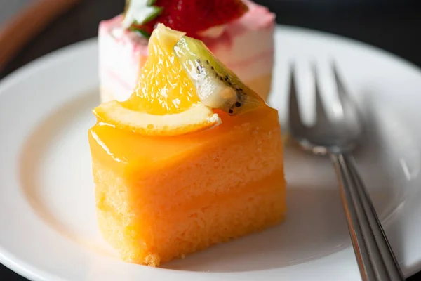 Portakallı pasta ve yoğurtlu peynirli pasta.