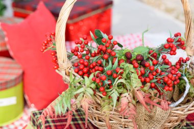 Hasır sepetler ve lambalarla süslenmiş piknik masası