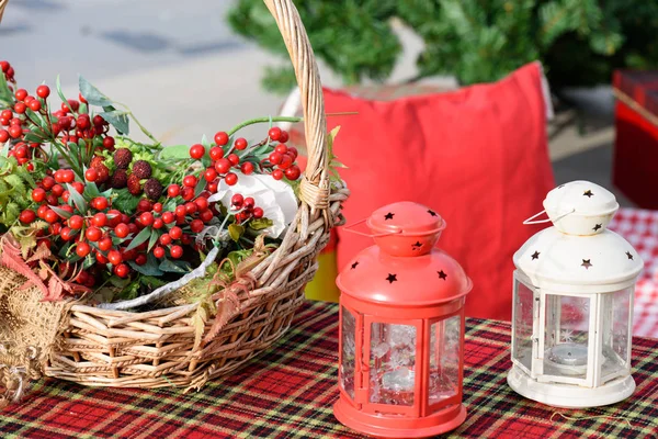 Hasır sepetler ve lambalarla süslenmiş piknik masası