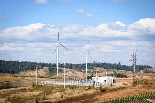 Bir dağdaki rüzgar türbini elektrik santrali, rüzgar türbinleri çiftliği, mavi gökyüzü arka planlı rüzgar santrali.