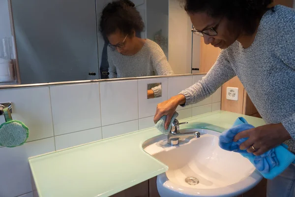 Kadın, Baht 'ı sabunsuz temizliyor. Mikrofiberle sürdürülebilir bir şekilde..
