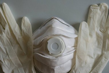 Grip anında lastik eldivenle maske koruması. Kavram, yakın plan.