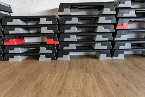 Spor salonundaki ahşap meşe zeminli beyaz arka planda, gündüz vakti spor salonunda spor ayakkabısı yığını. Düşük açı görünümü.