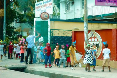 Afrika Anaokulu, 9 yaşındaki Brazzaville Kongo caddesinde geçit töreni düzenliyor. Şubat 2018