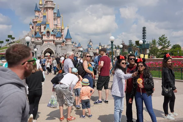 Young Asian Tourists Taking Portrait Crowd People Staying Park Front — Stock Photo, Image