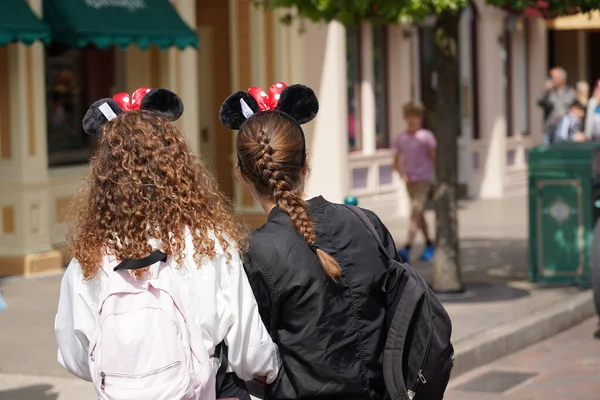 Bakom Huvudet Två Unga Flickor Gatan Ser Till Attraktion Turist — Stockfoto