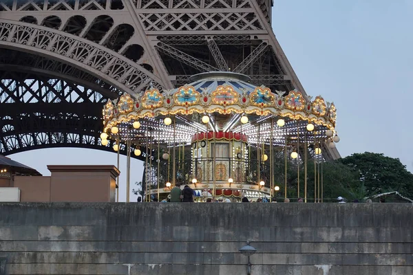 Belyst Karusell Framför Eiffeltornet Efter Solnedgången Paris Maj 2019 Frankrike — Stockfoto